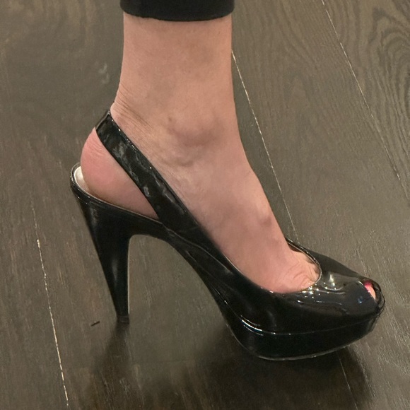 Black patent open toe sling back heel. Size 9. - Picture 3 of 5